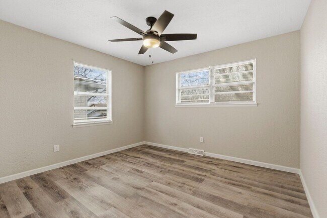 Building Photo - 4 Bedroom home 2 bath Available NOW!