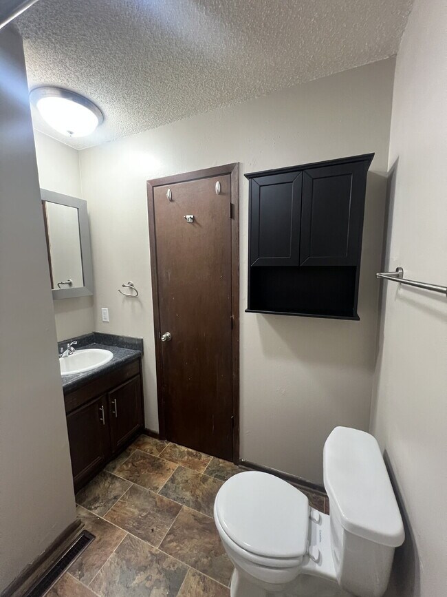 Building Photo - 2 Bedroom Duplex on South Side of Des Moin...