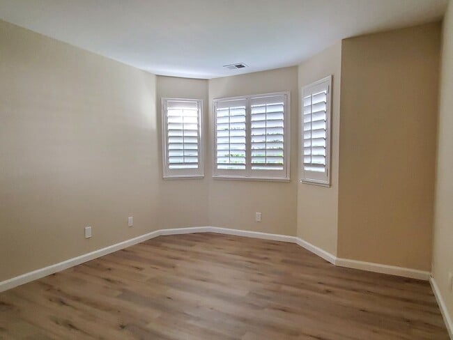 Building Photo - Spacious Downstairs Condo, New Wood Floori...