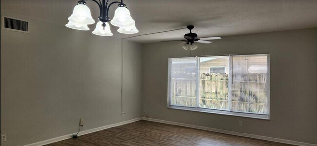 Building Photo - 1420 SE 4th Ave