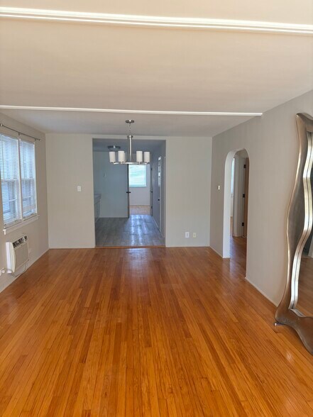 Building Photo - 2736 W Farragut Ave