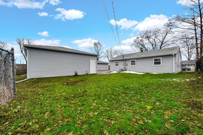 Building Photo - 3 Bedroom 1 Bathroom House for Rent!