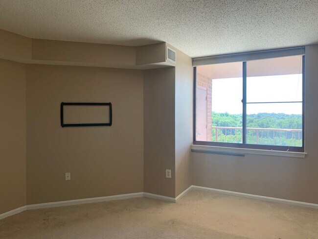 Building Photo - Rarely Available Penthouse 1BD/1BA in Gros...