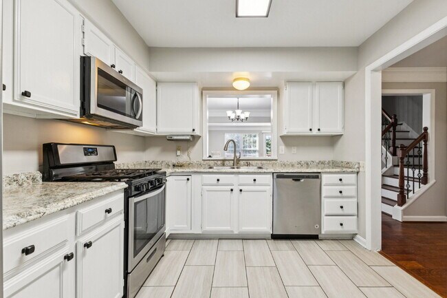 Building Photo - Welcome to this bright and beautifully maintained end-unit townhome in the desirable River Oaks c...