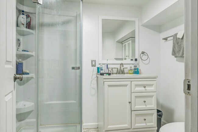 Building Photo - 6415 Cates Ave