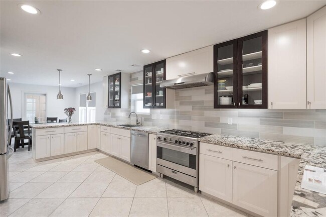 Building Photo - 1407 Lakecliff Dr