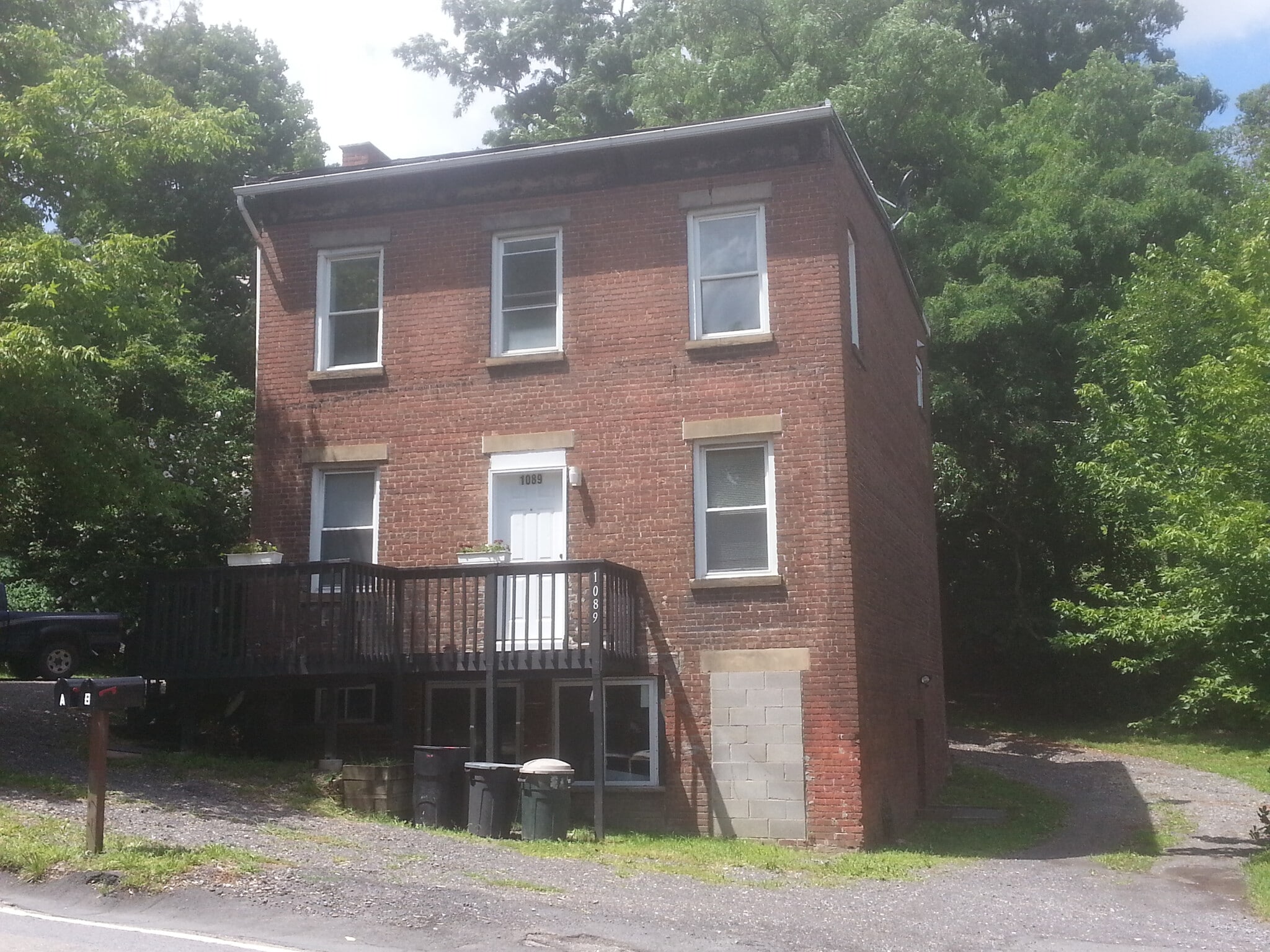 Building Photo - 1089 River Rd