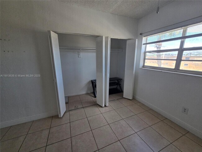 Building Photo - 1305 W 53rd St