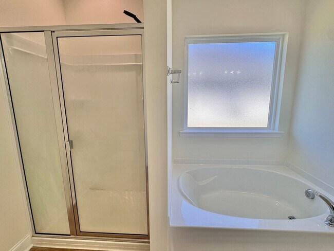 Building Photo - MOVE-IN READY! (Pet Friendly)