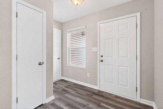 Building Photo - Gorgeous 3 Bed 2 Bath in Quiet Neighborhood!