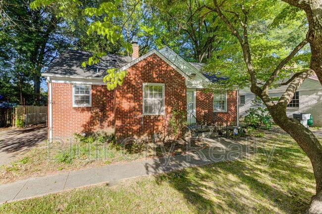 Building Photo - 1071 Robin Hood Ln