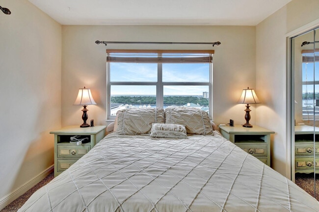 Building Photo - 2555 NE 11th St