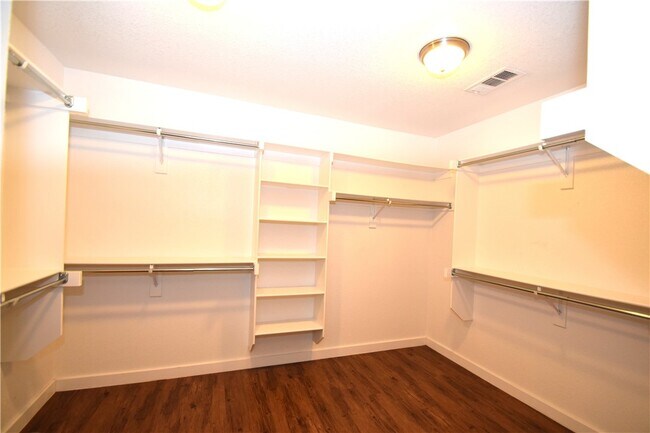 Building Photo - 710 SW Willowpoint Rd