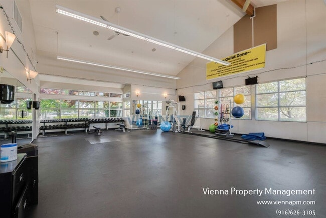 Building Photo - 829 Courtyards Loop