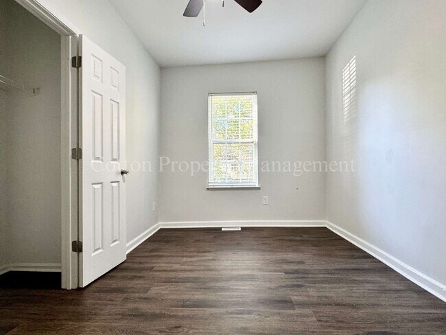 Building Photo - 2BR/1BA Nicely remodeled historic home in ...