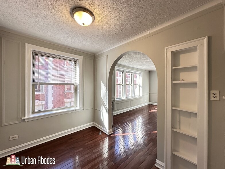 Building Photo - 528 W Surf St