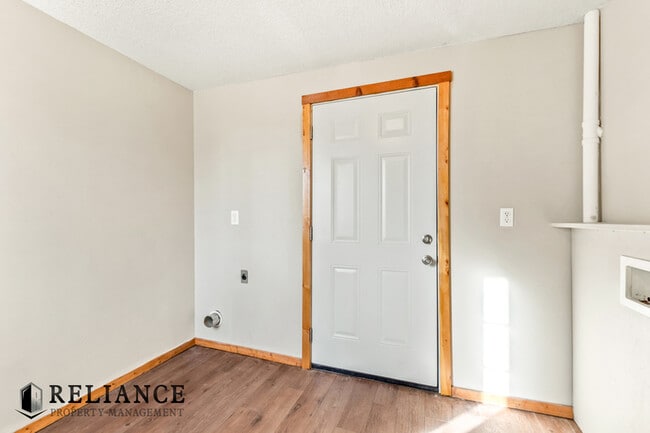 Building Photo - 615 N Doris St