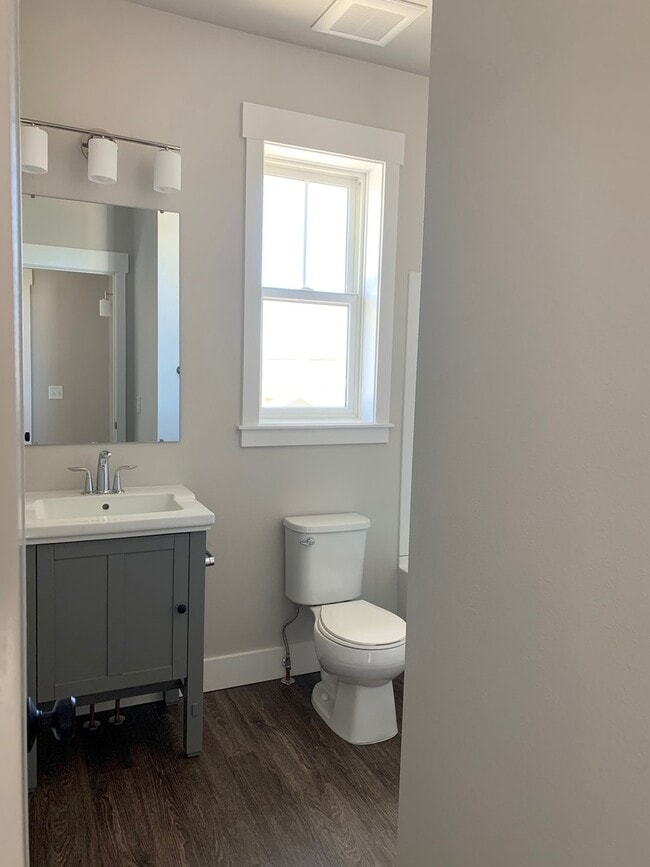 Building Photo - High End, 1 Bedroom Apartment