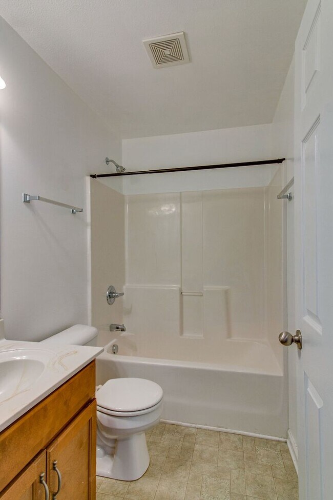 Building Photo - 988 Chardea Ct