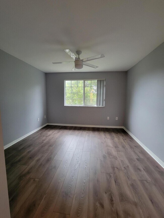 Building Photo - 1400 Crestwood Ct S