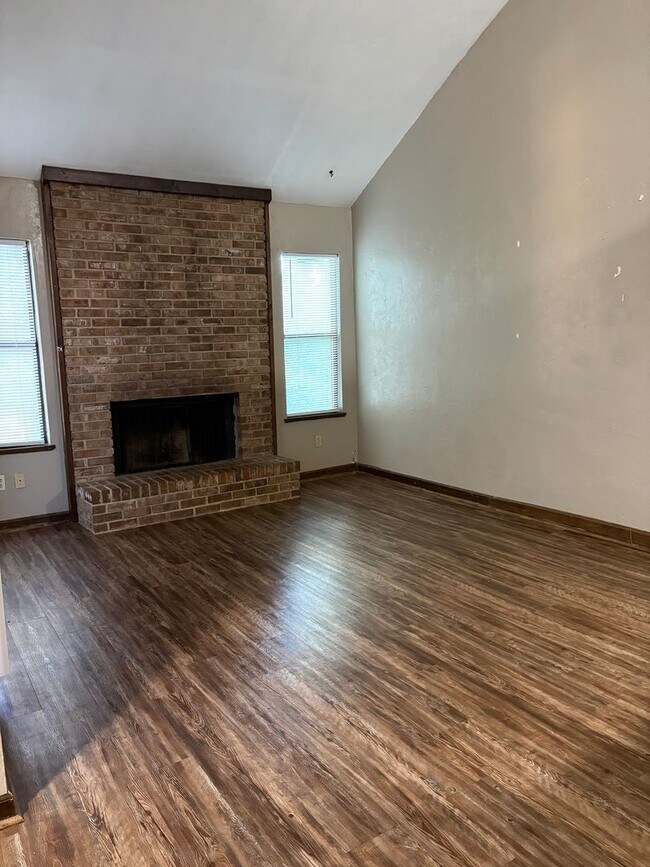 Building Photo - Killearn Townhome