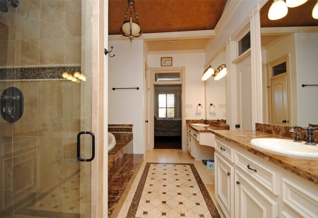 Building Photo - 15823 Medina Lake Ln