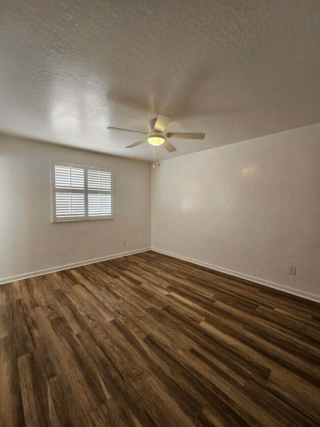 Building Photo - Scottsdale - 5 bedroom, 3 bath - Remodeled...