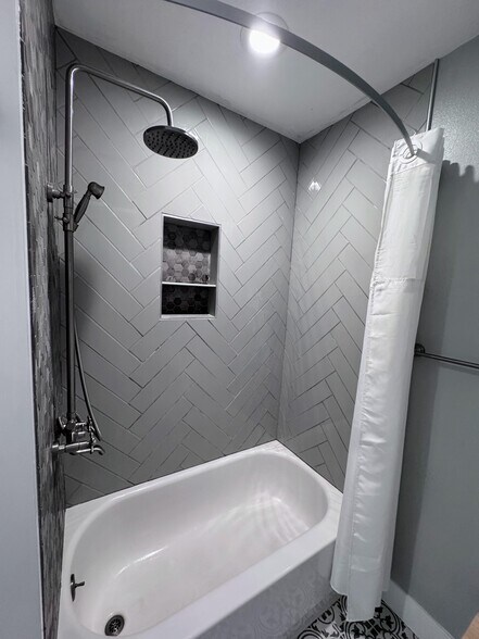 2nd floor Tub / Shower - 1505 NW 10th Ave