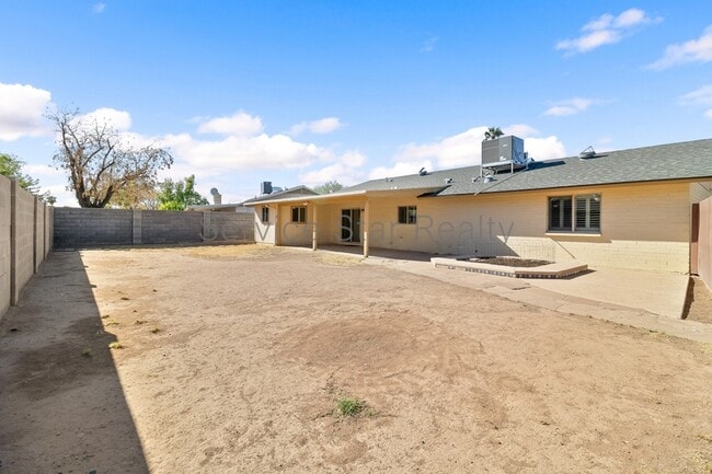 Building Photo - 713 W Alamo Dr