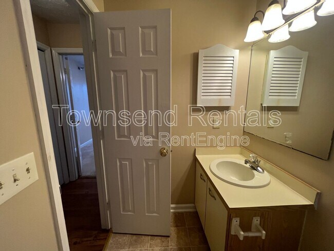 Building Photo - 950 Stewarts Creek Dr