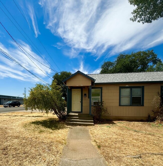 Building Photo - Quaint One Bedroom Duplex