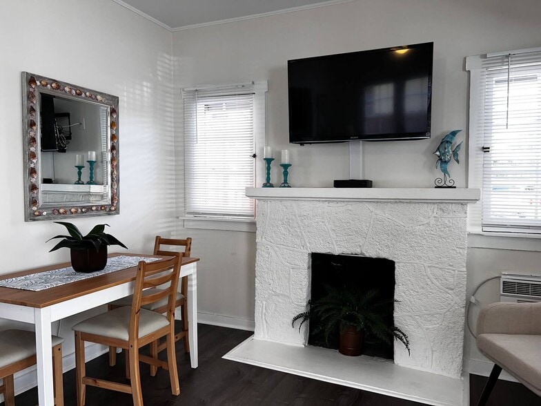 Building Photo - 118 S J St