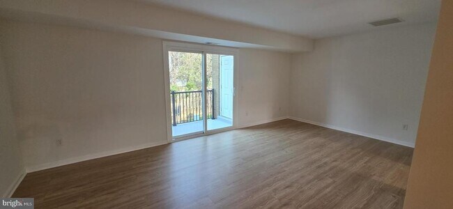 Building Photo - 165 Leeds Ct W