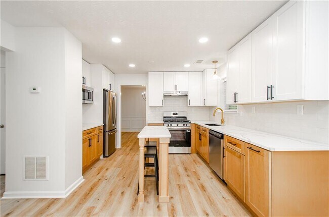 Building Photo - 3390 Northcliff Dr