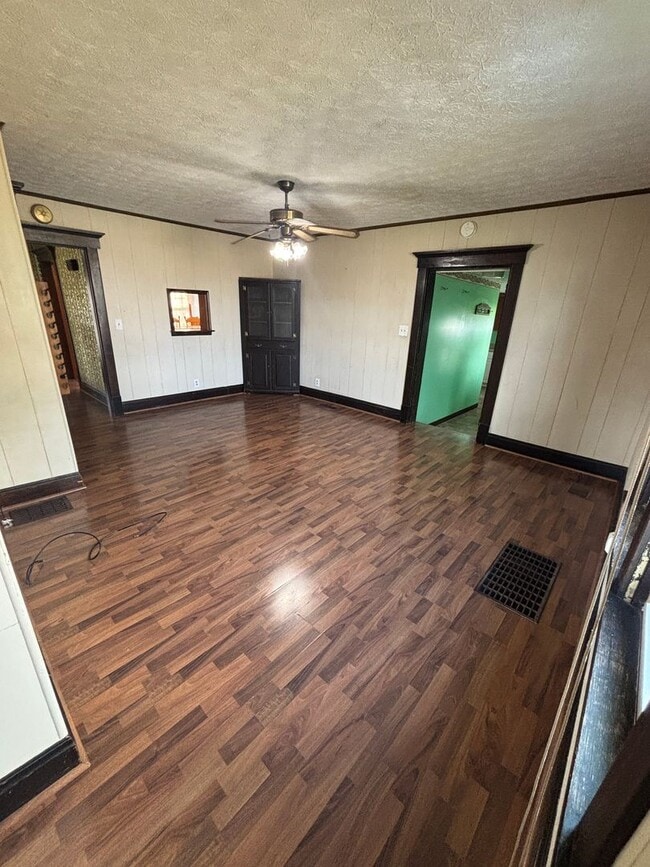 Building Photo - 4 Bedroom, 2 Bathroom House