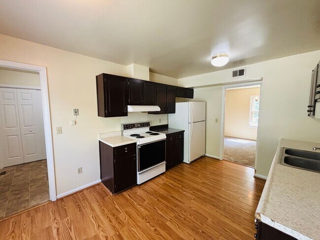 Building Photo - 111 Canterbury Ct
