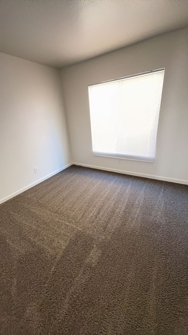 Building Photo - Adelanto 4 Bedroom