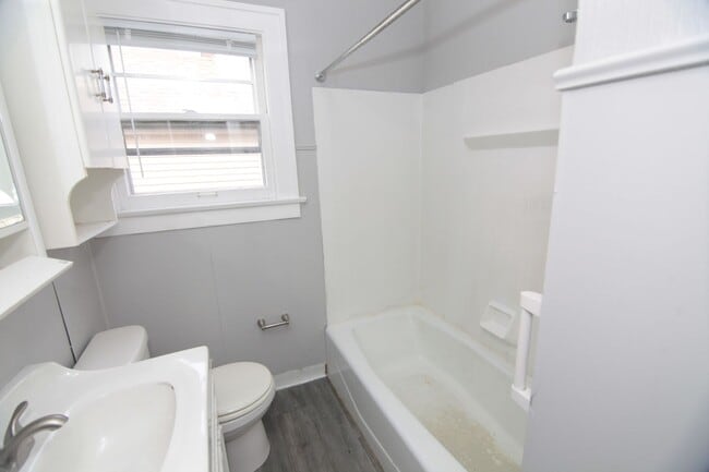 Building Photo - 2 Bedroom & Large Car Garage in Moline for...