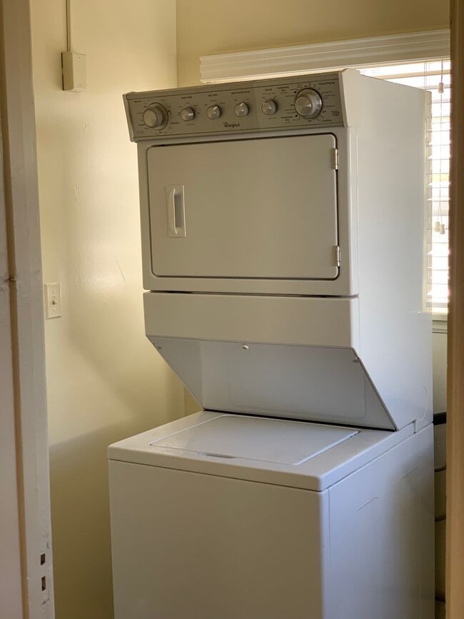 Building Photo - Cozy 1 bedroom cottage beach close with a yard, off street parking and a garage. Pets allowed