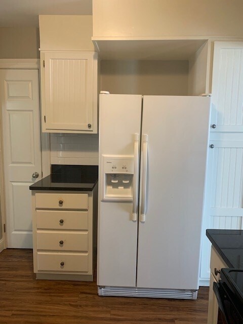 Building Photo - 641 W 44th St