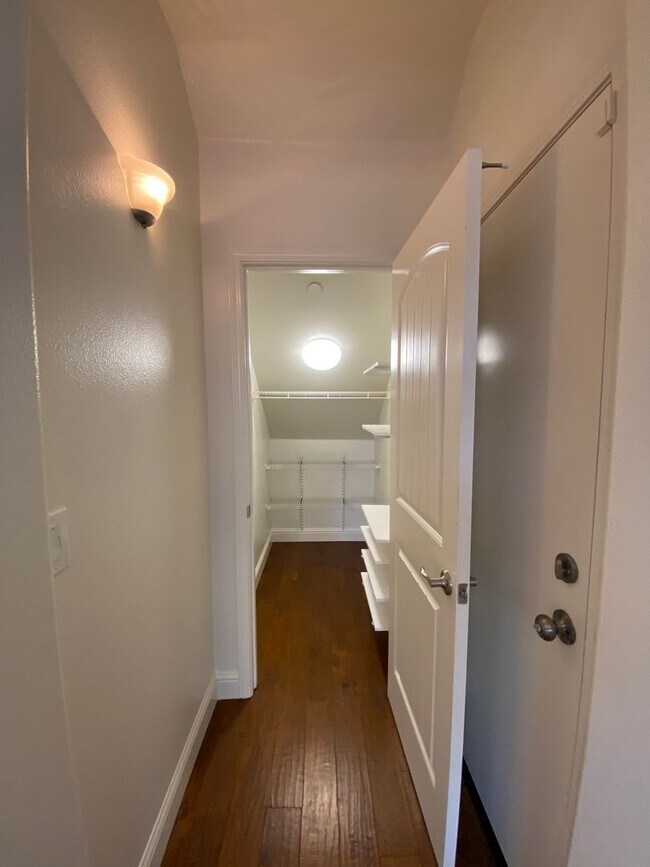 Building Photo - Beautiful 2 Story Home in Gated Avalon Com...