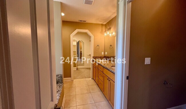 Building Photo - Large 4BD I 2.5BA Home - West Linn!