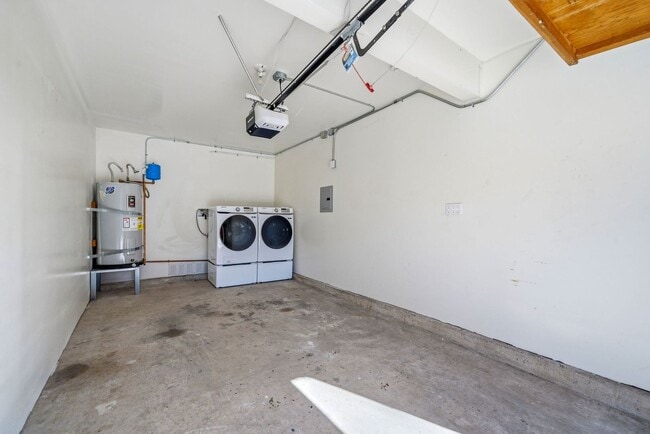 Building Photo - Updated and Well Maintained 2 Bedroom Apartment in the Heart of Old Towne Orange