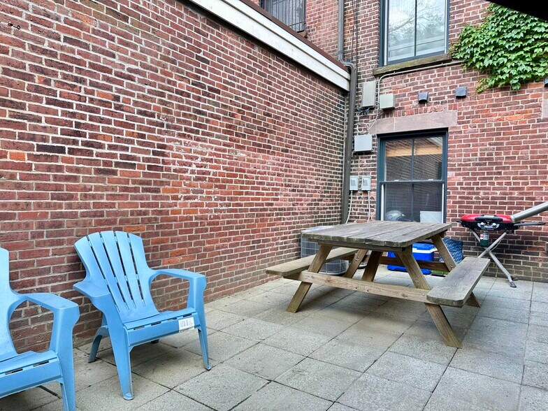 Building Photo - 658 Massachusetts Ave