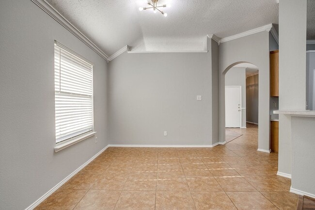 Building Photo - Spacious 3 Bedroom, 2 Bath Home Waiting fo...
