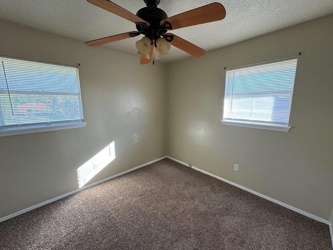 Building Photo - 3 bed, 1 1/2 bath, 1 car garage home in Mo...