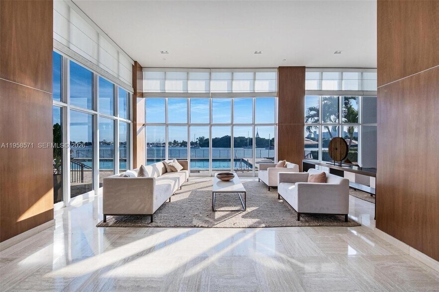 Building Photo - 1000 Venetian Way