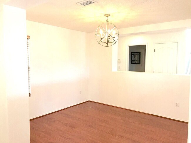 Building Photo - Spacious 4 bedroom Northern Meadows Home with Refriderated Air!