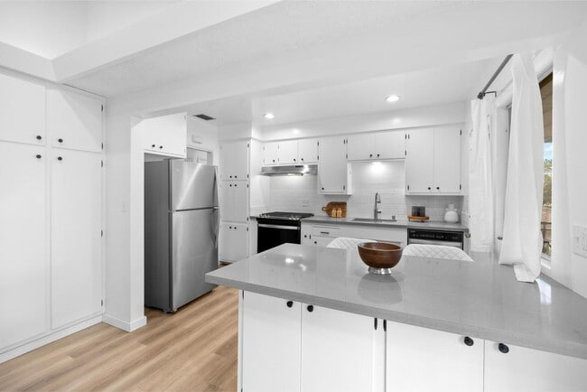 Building Photo - Mid-Century Home in Prime East Sierra Madr...