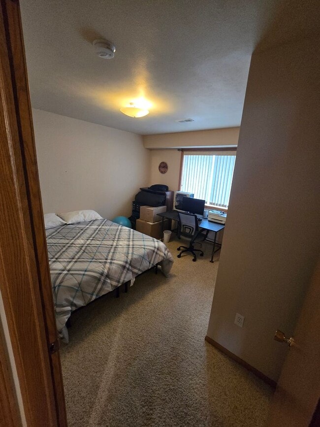 Building Photo - For Rent: 2 Bed / 2 Bath with 2-Car Garage...